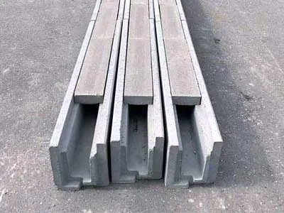 Betonkabelkanäle in mehreren Reihen auf einer Oberfläche angeordnet.