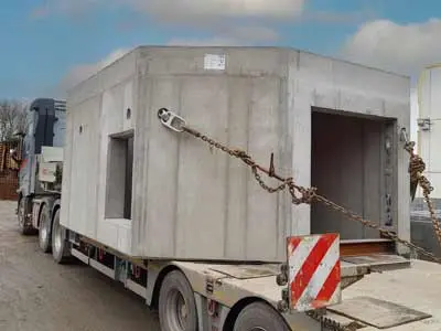 Fertiges Betonmodul auf einem Lkw, das zum Transport bereit ist.