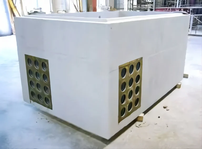Ein rechteckiger Sonderkabelschacht aus Ingenieurbeton mit runden Öffnungen an den Seiten.